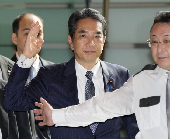일본 에토 다쿠 농림수산상이 21일(현지시간) 도쿄에 있는 이시바 시게루 총리 관저에 도착하고 있다. 그는 이시바 총리를 만나 사직서를 제출했다. 로이터=연합뉴스