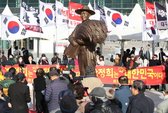 지난해 12월 대구 동구 동대구역 광장에서 박정희 전 대통령 동상 제막식이 열렸다. 뉴스1