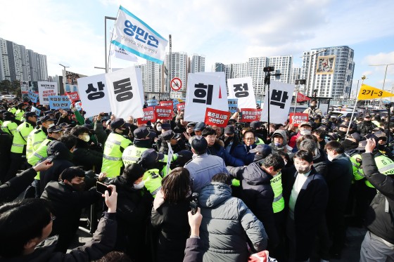 지난해 12월 23일 오후 대구 동구 동대구역 광장에서 열린 '박정희 대통령 동상 제막식' 현장에 동상 건립을 반대하는 단체 회원들이 몰려 경찰과 대치하고 있다. 뉴스1