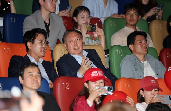 윤석열 전 대통령이 21일 오전 서울 메가박스 동대문에서 영화 ‘부정선거, 신의 작품인가’ 관람을 마치며 이영돈PD와 대화하고 있다.  왼쪽부터 이영돈PD, 윤 전 대통령, 전한길 전 역사강사. 뉴스1