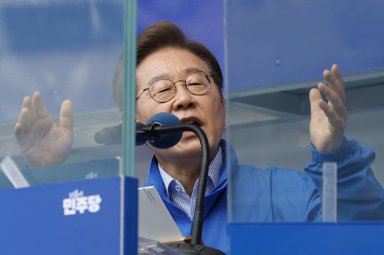 이재명 더불어민주당 대통령 후보가 수도권 표심잡기에 나선 20일 오후 경기 파주시 금릉역 중앙광장에서 지지를 호소하고 있다. 뉴스1