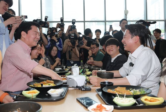 개혁신당 이준석 대선 후보가 21일 '학식먹자 이준석' 행사가 열린 경기 성남시 가천대학교 글로벌캠퍼스에서 행사에 참여한 국민의힘 안철수 의원과 웃으며 대화를 나누고 있다. 연합뉴스