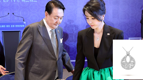 2022년 6월 29일 윤석열 전 대통령과 김건희 여사가 스페인 동포 만찬 간담회에 참석했다. 김 여사가 착용한 목걸이는 '반클리프 앤 아펠' 스노우플레이크(당시 6200만원). 대통령실사진기자단, 반클리프앤아펠 홈