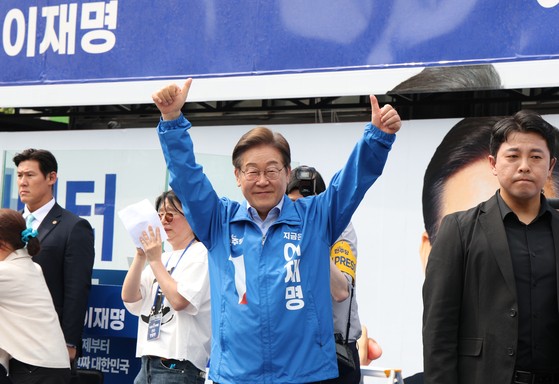 무더운 날씨가 시작된 21일 오후 많은 유권자들이 후보들의 유세에 몰려들었다. 이재명 더불어민주당 대통령 후보는 사흘째 수도권 표심잡기에 나서며 인천 부평역 광장을 찾아 지지를 호소했다. 김성룡 기자