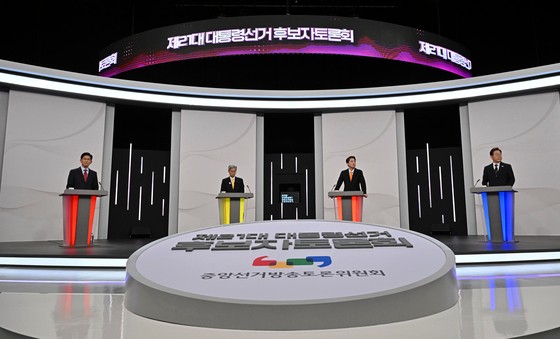 지난 18일 서울 마포구 SBS프리즘타워에서 열린 중앙선거방송토론위원회 주관 제21대 대통령선거 후보자 토론회에서 각 정당 대선 후보들이 준비를 하고 있다. 왼쪽부터 국민의힘 김문수, 민주노동당 권영국, 개혁신당 이