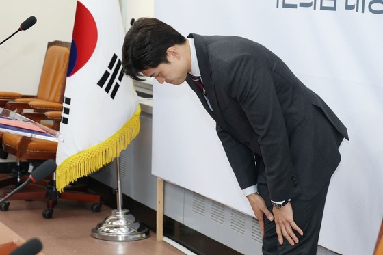 김용태 국민의힘 비상대책위원장이 21일 오후 서울 여의도 국회에서 가진 기자회견에서 김건희 여사 문제에 대해 사과했다. 뉴스1
