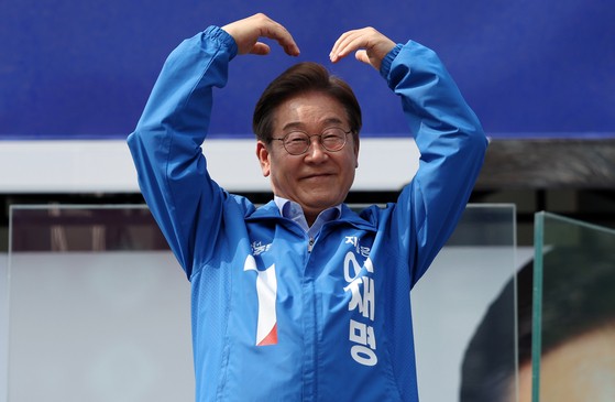 더불어민주당 이재명 대선 후보가 21일 인천광역시 부평역 북광장에서 열린 집중유세에서 하트를 만들고 있다. 연합뉴스
