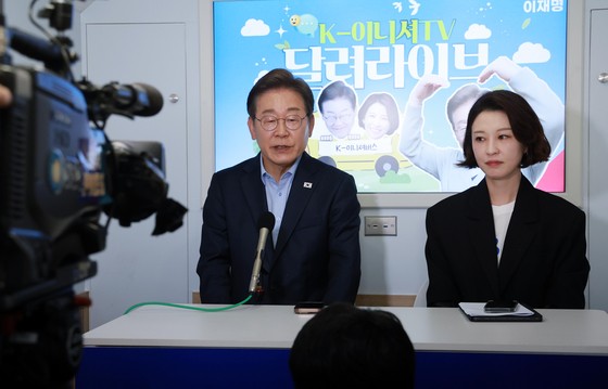 이재명 더불어민주당 대선 후보가 21일 인천 미추홀구 문학경기장에서 ‘K이니셔TV - 달려라이브' 진행을 마친 뒤 기자브리핑을 하고 있다. 김성룡 기자