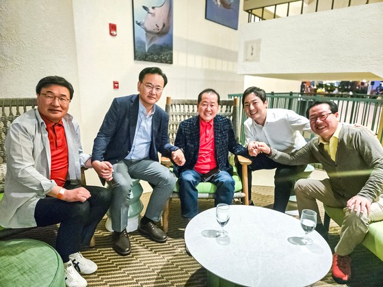 홍준표 전 대구시장의 선거대책위원회 합류를 설득하기 위해 미국 하와이로 떠난 국민의힘 특사단이 지난 19일 빅아일랜드 모처에서 홍 전 시장과 회동하고 있다. 사진 김대식 의원실