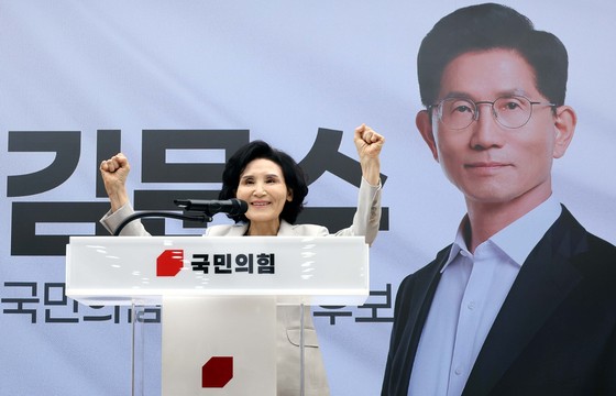 김문수 국민의힘 대선 후보의 배우자 설난영 여사가 21일 서울 여의도 중앙당사에서 열린 정정당당여성본부 필승결의대회에서 인사말을 마친 뒤 파이팅하고 있다. 연합뉴스