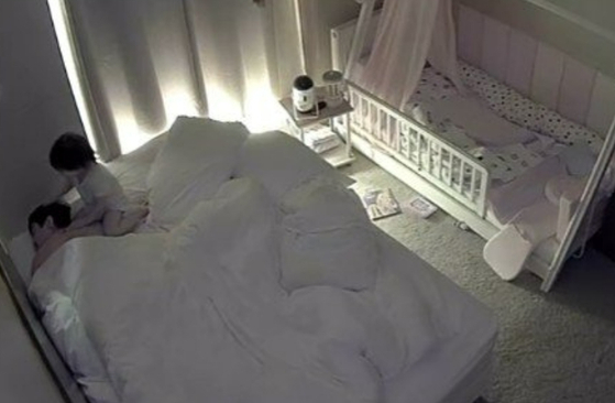 영국의 한 2세 여자아이가 저혈당증으로 쓰러진 아버지에게 포도당 알약을 먹여 구했다. 사진 틱톡 캡처