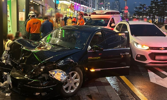 지난 21일 오후 7시30분쯤 부산 수영구 광안리 해수욕장 해변로에서 추돌사고 후 인도로 돌진한 차량. 사진 부산소방재난본부