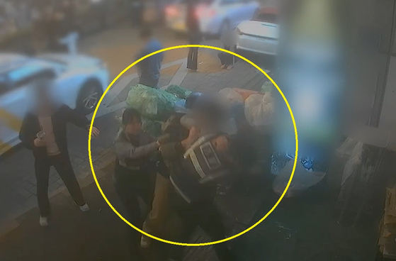 지난달 6일 오전 5시40분쯤 대전시 서구 둔산동의 노상에서 술에 취한 20대 남성이 귀기를 요청하는 경찰을 폭행하고 있다. [사진 대전경찰청]
