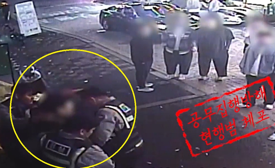 지난달 6일 오전 5시40분쯤 대전시 서구 둔산동의 노상에서 술에 취한 20대 남성이 귀기를 요청하는 경찰을 폭행하다 테이저건을 맞고 검거됐다. [사진 대전경찰청]