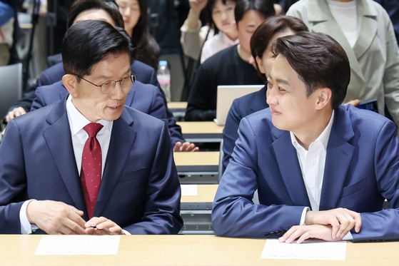 (서울=뉴스1) 민경석 기자 = 김문수 국민의힘 대통령 후보(왼쪽)와 이준석 개혁신당 대통령 후보가 19일 오전 서울 중구 서울시청에서 열린 '약자와 동행하는 서울 토론회'에 참석해 나란히 앉아 있다. 2025.5.