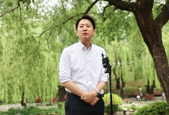 개혁신당 이준석 대선 후보가 22일 '학식먹자 이준석' 행사가 열린 인천 미추홀구 인하대학교에서 취재진 질문에 답하고 있다. 연합뉴스