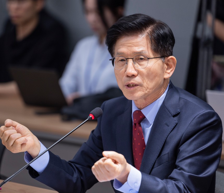 김문수 국민의힘 대통령 후보가 22일 서울 용산구 대한의사협회를 방문해 김택우 의사협회장을 비롯한 회장단과 가진 간담회에서 의정갈등 해소에 대한 입장을 설명하고 있다. 뉴스1