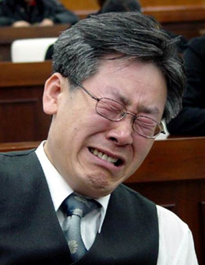  이재명 후보가 2004년 3월 2만여명의 서명과 지장을 받아 주민발의한 성남시립병원 설립 조례안이 성남시의회에서 무기한 심사 보류되자 울음을 터뜨리고 있다. 사진 이재명 블로그