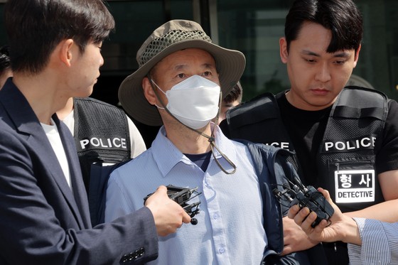 금전 문제로 갈등을 빚은 지인과 평소 앙심을 품었던 이웃 등 4명을 살상한 혐의로 체포된 피의자 차철남(56·중국 국적)이 21일 오전 경기도 시흥시 장곡동 시흥경찰서에서 구속 전 피의자 심문(영장실질심사)을 받기 