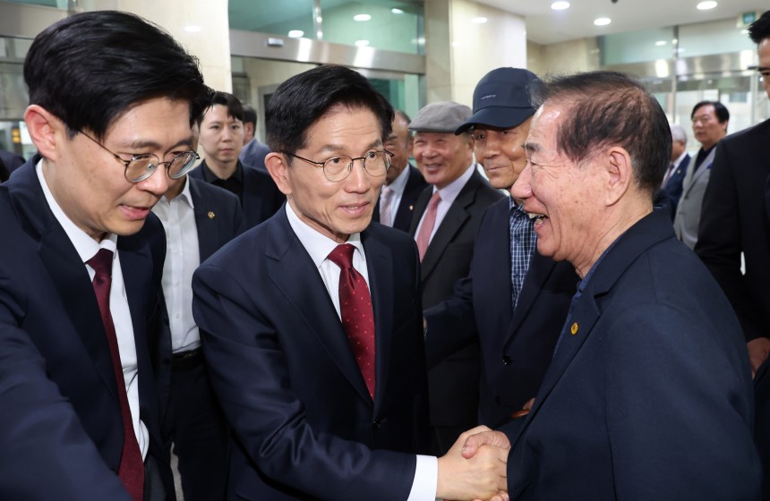 김문수 국민의힘 대선후보가 지난 19일 서울 종로구 한국기독교회관에서 열린 ‘한국기독교학교정상화추진위원회-김문수 국민의힘 대통령 후보-사학법인미션네트워크 교육정책협약식’에 참석하며 관계자들과 인사를 나누고 있다. 임