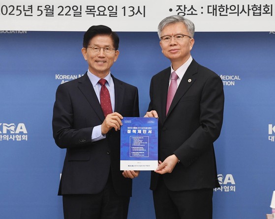 국민의힘 김문수 대선후보가 22일 오후 서울 용산구 대한의사협회에 열린 의협 회장단과 간담회에 참석해 김택우 의사협회장으로부터 정책제안서를 받고 있다. 임현동 기자