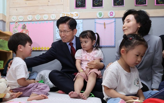 김문수 국민의힘 대통령 후보가 22일 오후 경기 광명시 한 어린이집을 설난영 여사, 딸 김동주씨 및 사위와 함께 방문해 어린이들을 만나고 있다. 김 후보는 이어 간담회에 참석해 어린이집 선생님들의 의견을 청취했다. 