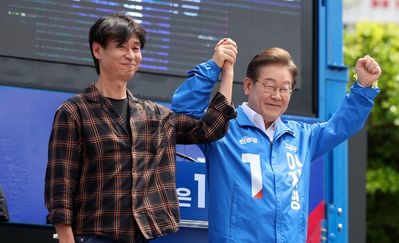 이재명 더불어민주당 대선 후보가 22일 오전 제주시 동문로터리에서 배우 박혁권 씨와 함께 유세하고 있다. 김성룡 기자