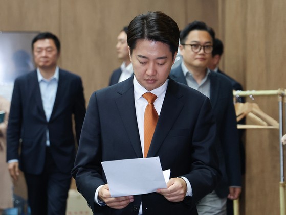 이준석 개혁신당 대선후보가 22일 오후 긴급 기자회견을 하기 위해 국회 소통관으로 들어서고 있다. 이 후보는 기자회견을 통해 범보수 대선후보 단일화 가능성을 일축했다. 임현동 기자