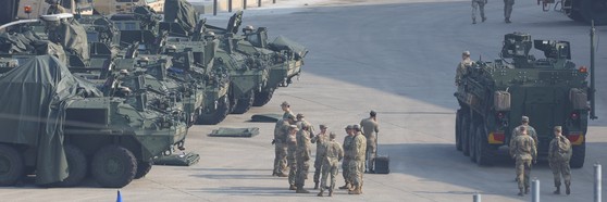 한미연합연습 '자유의 방패'(FS·Freedom Shield) 연습이 시작된 지난 3월 10일 경기도 동두천시 주한미군 기지에서 스트라이커 장갑차가 대기하고 있다. 연합뉴스