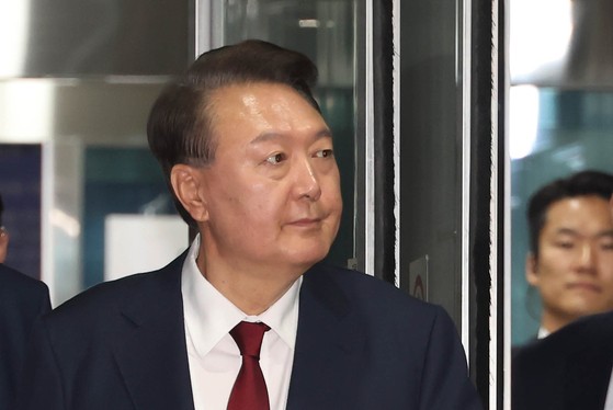 윤석열 전 대통령이 지난 19일 서울 서초구 중앙지방법원에서 열린 내란 우두머리 혐의, 직권남용 권리행사방해 혐의 사건 4차 공판을 마친 뒤 법정을 나서고 있다. 사진공동취재단