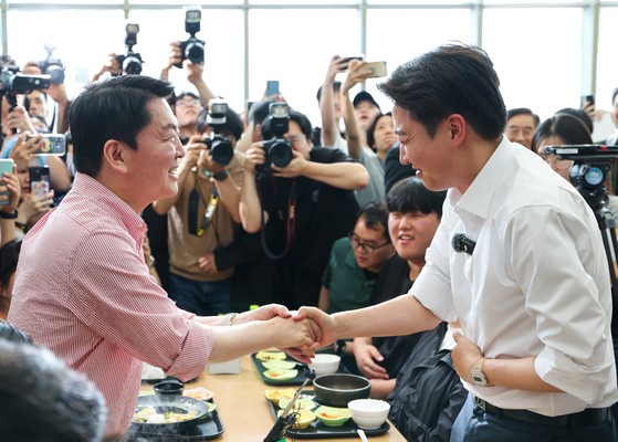 21일 오후 이준석 개혁신당 대선 후보와 안철수 국민의힘 의원이 경기 성남시 가천대학교 글로벌캠퍼스에서 만났다. 김정훈 기자. 