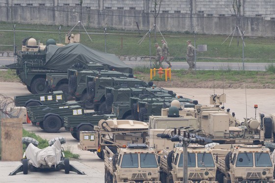 미국 언론이 미 정부가 주한미군 감축을 검토하고 있다고 보도한 23일 오전 경기도 동두천시의 주한미군 기지에서 미군 전투 장비들이 모여 있다. 연합뉴스