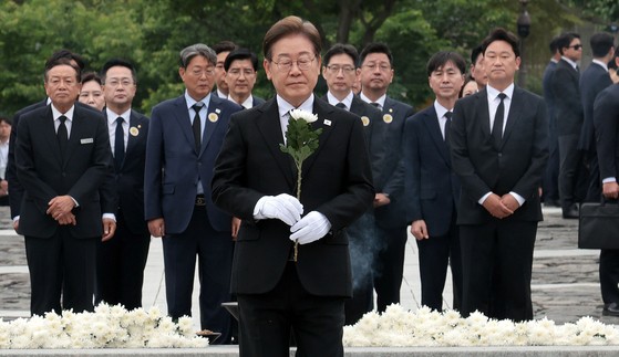 이재명 더불어민주당 대통령 후보가 고 노무현 전 대통령 서거 16주기인 23일 경남 김해시 진영읍 봉하마을 노 전 대통령 묘역을 참배하기 위해 이동하고 있다. 뉴스1