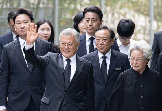 문재인 전 대통령과 권양숙 여사가 23일 오후 경남 김해시 봉하마을에서 열린 고 노무현 전 대통령 16주기 추도식에 참석하고 있다. 뉴스1