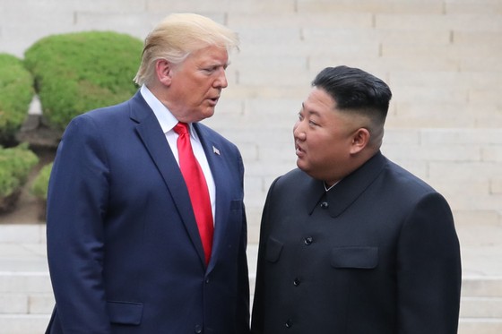 지난 2019년 6월 판문점 군사분계선 북측 지역에서 만나 인사한 뒤 남측 지역으로 이동하는 트럼프 미국 대통령과 김정은 북한 국무위원장. 연합뉴스