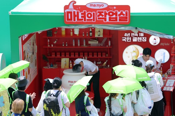  22일 서울 노들섬에서 열린 국내 최대 규모 체험형 뷰티&헬스 축제 '2025 올리브영 페스타'를 찾은 방문객들로 붐비고 있다. 뉴스1