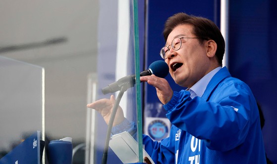 이재명 더불어민주당 대선 후보가 지난 21일 오후 인천광역시 계양구 계양역 앞 광장에서 유세를 하고 있다. 김성동 기자
