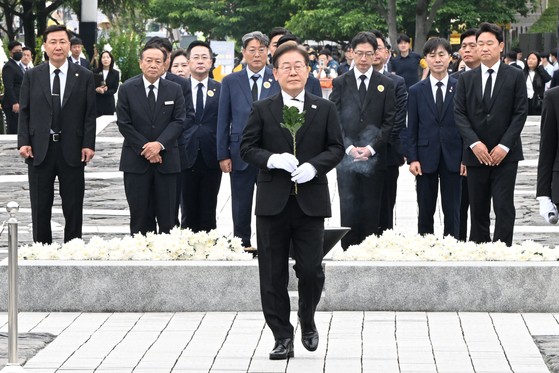 이재명 더불어민주당 대통령 후보가 고 노무현 전 대통령 서거 16주기인 23일 경남 김해시 진영읍 봉하마을을 찾아 노 전 대통령 묘역에 참배하고 있다.