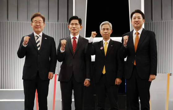 23일 서울 영등포구 KBS본관 스튜디오에서 열린 중앙선거방송토론위원회 주관 제21대 대통령선거 2차 후보자토론회 시작에 앞서 각 정당 대선 후보들이 기념촬영을 하고 있다. (왼쪽부터) 이재명 더불어민주당, 김문수 