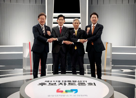 이재명 더불어민주당(왼쪽부터), 김문수 국민의힘, 이준석 개혁신당, 권영국 민주노동당 대통령 후보가 23일 서울 영등포구 KBS본관 스튜디오에서 중앙선거방송토론위원회 주관 제21대 대통령선거 2차 후보자 토론회 시작