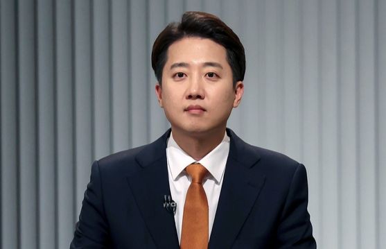 이준석 개혁신당 대통령 후보가 23일 서울 영등포구 KBS본관 스튜디오에서 중앙선거방송토론위원회 주관 제21대 대통령선거 2차 후보자 토론회 준비를 하고 있다. 뉴스1