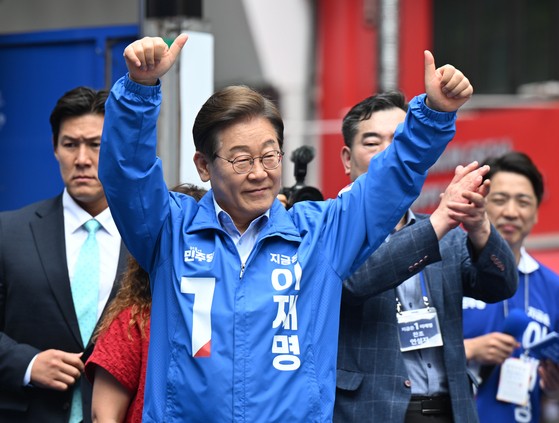 이재명 더불어민주당 대선 후보가 21일 인천 구월로데오 광장에서 열린 유세에서 시민들을 향해 엄지를 들어 인사하고 있다. 김성룡 기자