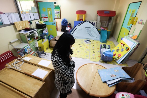 폐업을 앞둔 한 어린이집에서 원장 선생님이 정리 중인 어린이집을 돌아보고 있다. 연합뉴스