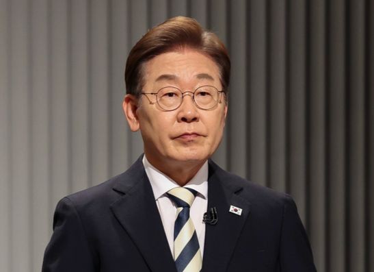 이재명 더불어민주당 대선후보가 23일 서울 영등포구 여의도 KBS 스튜디오에서 열린 중앙선거방송토론위원회 주관 제21대 대통령선거 후보자 토론회에 앞서 준비를 하고 있다. 국회사진기자단