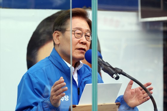 제21대 대통령선거가 열흘 앞으로 다가온 24일 오후 경기도 시흥 배곧광장에서 열린 이재명 더불어민주당 대선 후보의 선거유세에서 이 후보가 시민들에게 지지를 호소하고 있다. 김성룡 기자