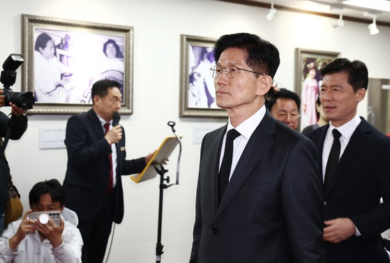김문수 국민의힘 대통령 후보가 24일 경북 구미시 박정희 전 대통령 생가를 찾아 참배하고 있다. 뉴스1