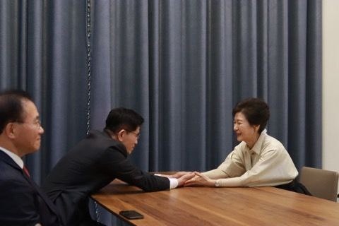 김문수 국민의힘 대선 후보가 24일 대구 달성군 박근혜 전 대통령 사저에서 박 전 대통령을 만나고 있다. 사진 국민의힘
