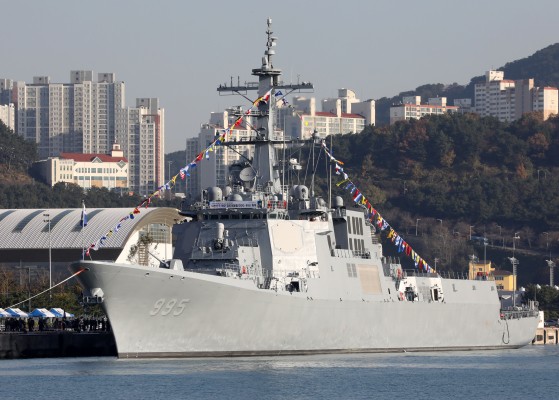 지난해 12월 2일 오전 부산 해군작전사령부 부산작전기지에서 취역한 해군의 이지스구축함 정조대왕함(DDG 995). 정조대왕함은 탄도미사일에 대한 탐지·추적·요격 능력을 보유한 '해상기반 기동형 3축 체계'의 핵심전