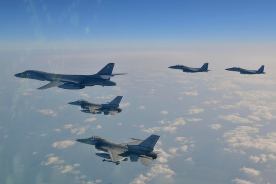 지난 2월 20일 미국의 전략자산인 B-1B 폭격기를 공군의 F-35A, F-15K 전투기와 주한 미 공군의 F-16가 호위하고 있다. 국방부