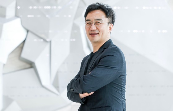 강정수 블루닷AI 연구센터장이 2일 상암동 중앙일보를 찾았다. 연세대 경영대학 특임교수, 미디어 스타트업 투자회사 메디아티 최고경영자와 대통령 비서실 디지털소통센터장을 역임한 그는 현재 AI 검색 최적화 전문 스타트
